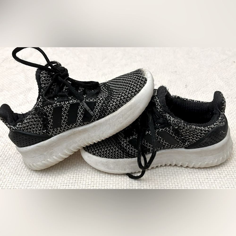 Black and white toddler size 11c Adidas‎ tennis shoes